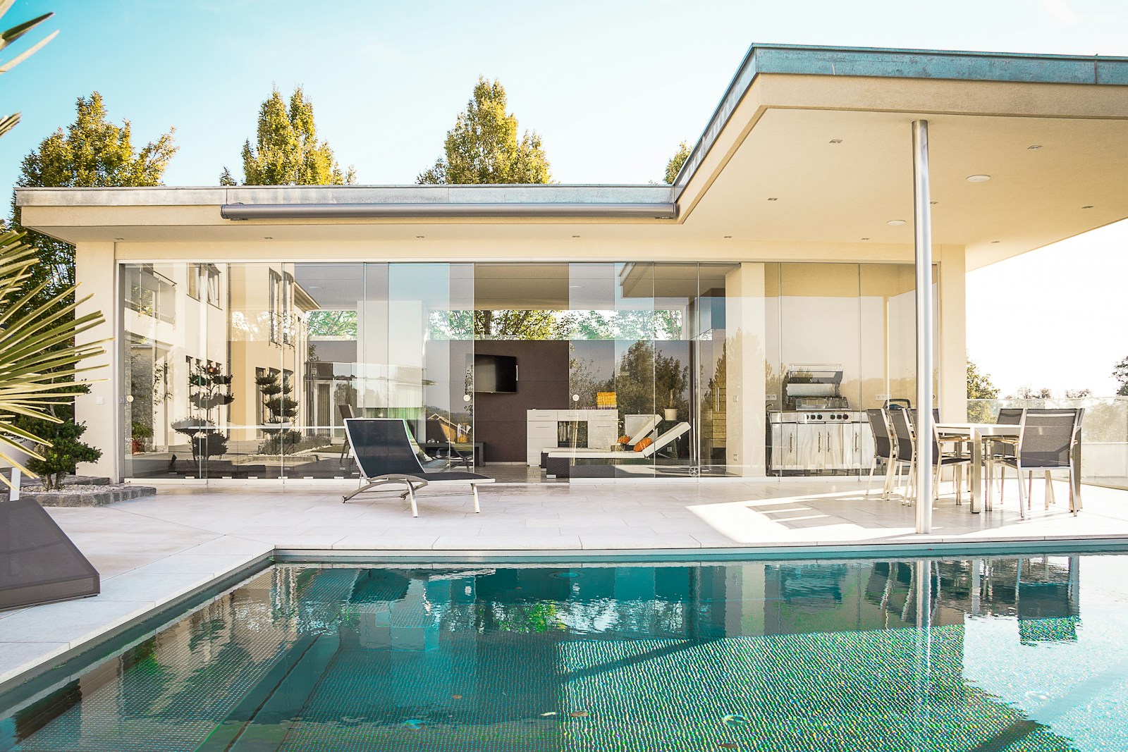 Фотография современного дома с бассейном